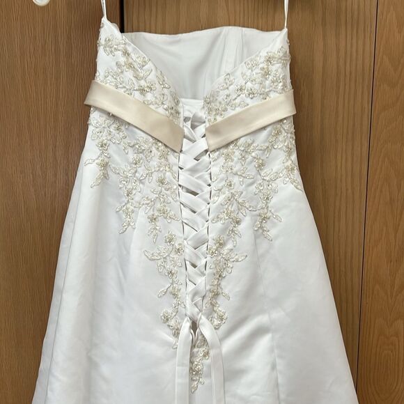 DAVID'S BRIDAL COLLECTION
lace wedding dress with beaded metallic lace - Picture 13 of 16